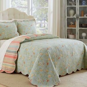 Waverly Garden Glitz Queen Size 3 Pc. Bedspread Set. Reversible. NEW